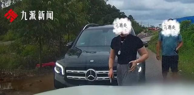 警方否认“亮证女”是公安局领导，遭逼迫让路当事人称暂无单位和工作人员联系自己：没什么压力，诉求不变