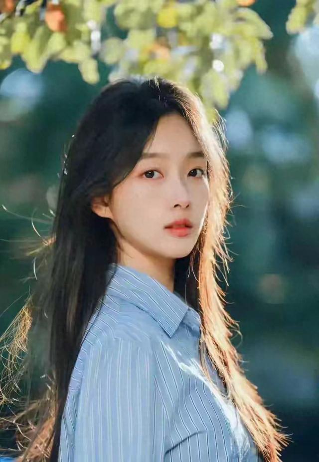 四川大学校花廖雨苇好美，五官精致，倾国倾城，美得让人移不开眼