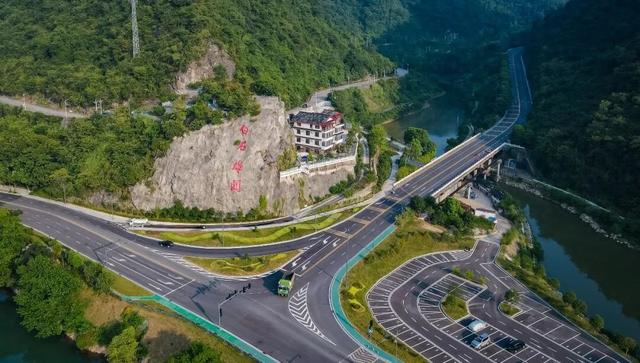 从长阳古今八景看县城建设蝶变→