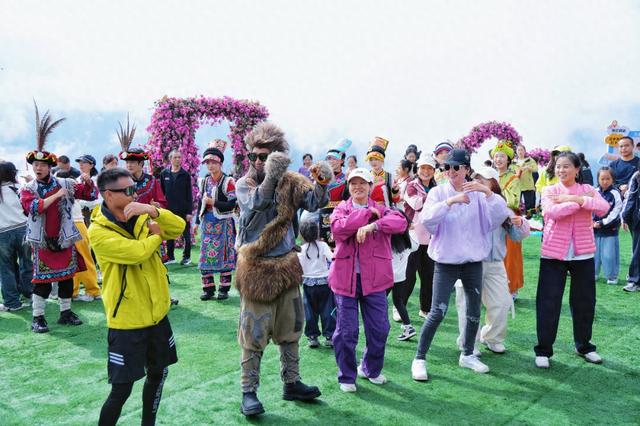 金秋周末乐游九皇山：数千游客徒步打卡赢奖牌，萨朗狂欢嗨翻天