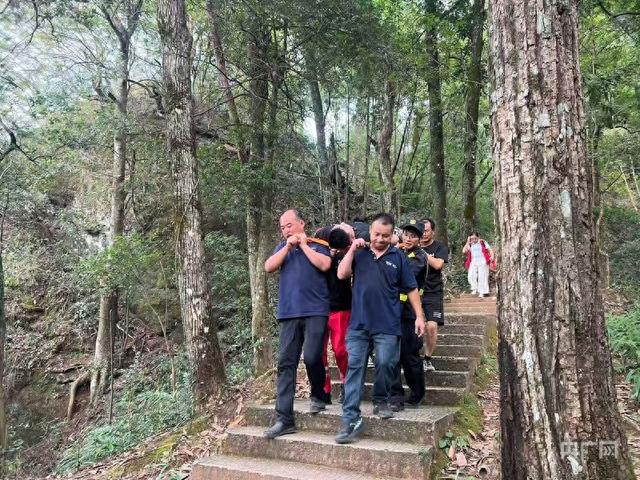 黄山：万名志愿者绘就“十一”假期亮丽风景线