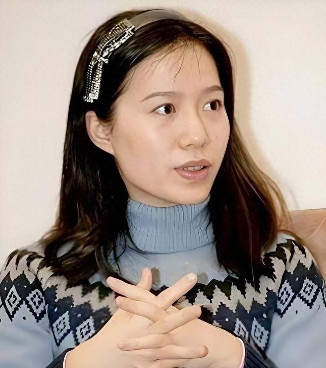 杨振宁走后1个月，翁帆搬离别墅，穿帆布鞋吃食堂	，带走34箱东西