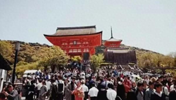 大量日本游客涌入北京，打着旅游幌子不去旅游不吃美食，来干嘛？
