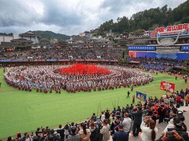万名游客赴雷山过苗年