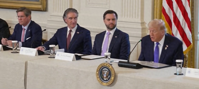 石油巨头齐聚白宫探讨委内瑞拉原油	，特朗普“你们投千亿、政府不出钱	”，美孚“没改革就没投资”