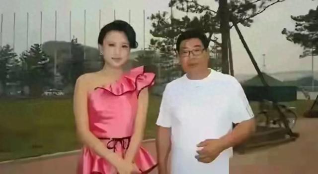央视主持人张蕾与丈夫同框！合影里满是温暖，温馨氛围太动人