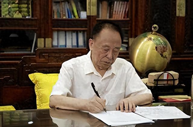 包10位情妇，睡觉全靠翻牌	，生下11个私生子，75岁仍在拼命生娃？