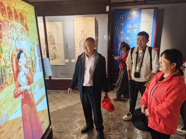 张掖大佛寺文物研究所：虚拟换装新体验 老年游客笑开颜