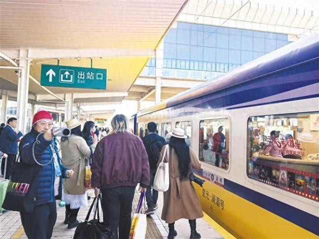 “星光·澜湄号”列车穿行山水间 澜湄情谊在旅途中加深