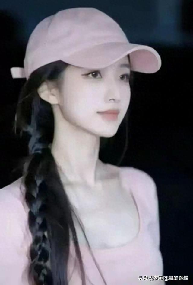 江苏盐城一国际学校女神	，身材拥有黄金比例，散发迷人身材魅力