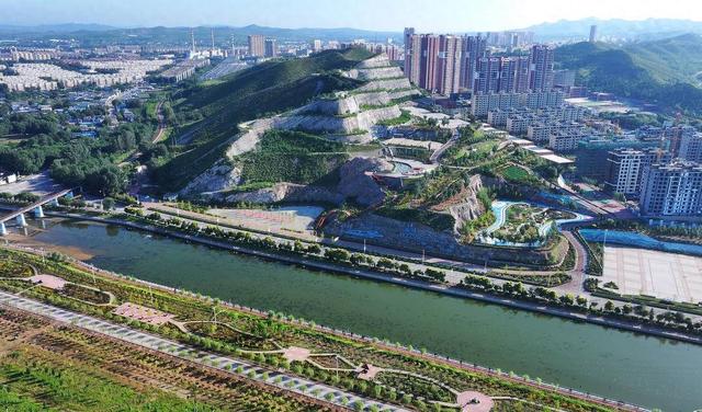 北票市：废弃采石场 变身“打卡地”