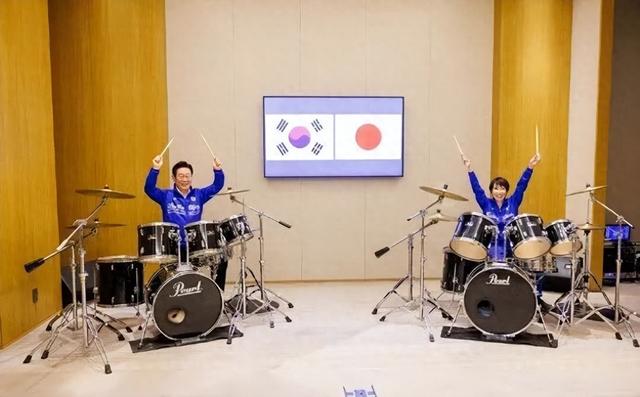 高市早苗和李在明穿同款衣服一起打架子鼓	，现场赠送李在明鼓棒并教其打法，韩媒：该活动没提前打招呼