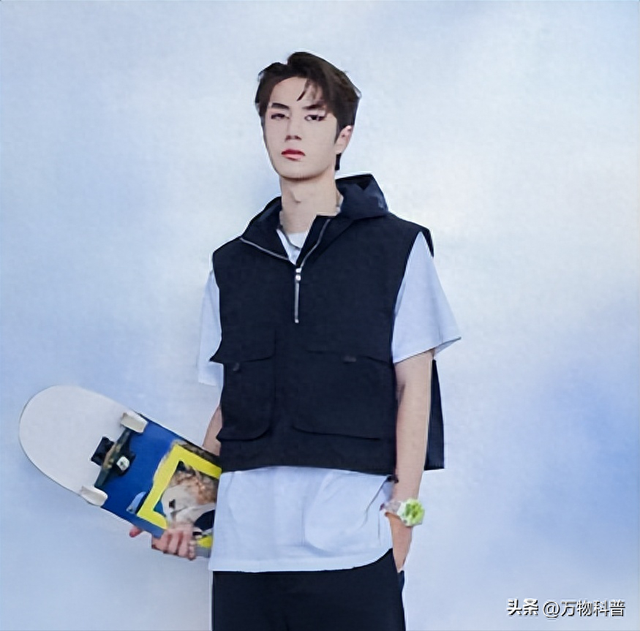 钱再多有什么用？28岁王一博手滑坠海，才懂陈道明那番话的含金量