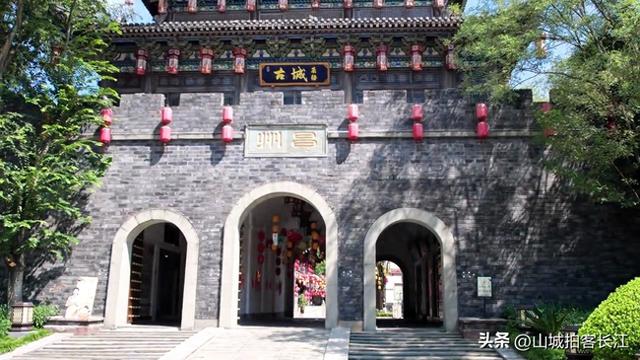 重庆这座斥资35亿打造的古城，夜景美如画卷，游客却很少？