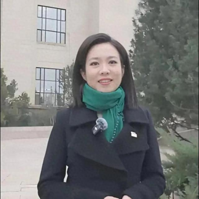原来九三阅兵的解说是她！23岁就登上央视，今47岁端庄漂亮仍未婚