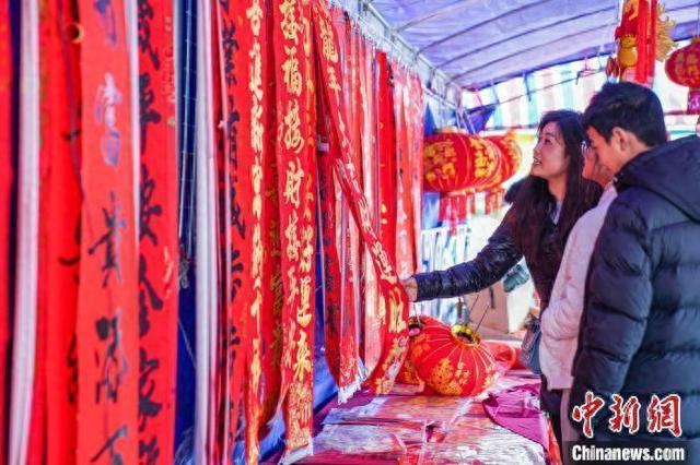 过年挂灯笼的寓意（为何说春节是蕴含诗意的节日）