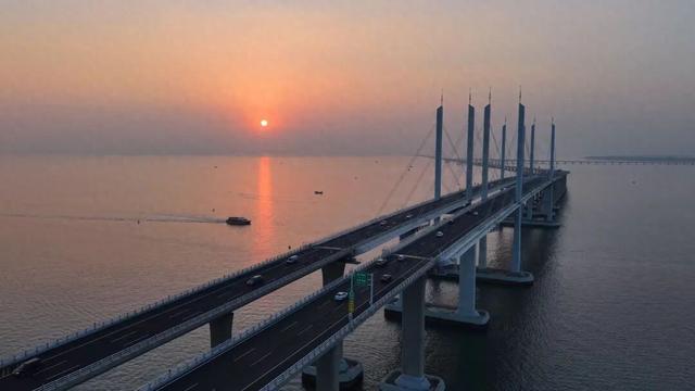 一座桥火了一片海：“意料之外，情理之中”