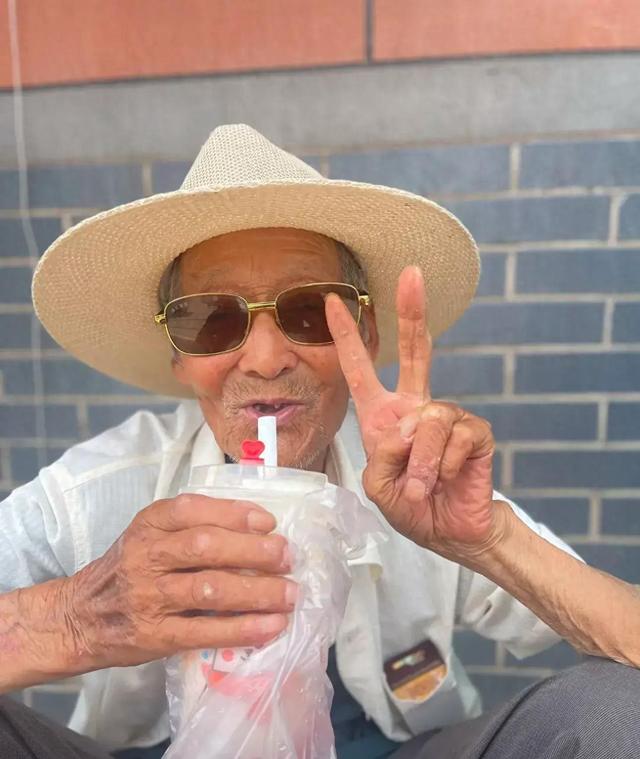 网红大爷谢尔比去世，享年86岁，早年靠卖马扎为生，口头禅成经典