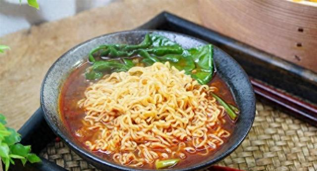 方便面汤为啥那么好喝？内行人无意说漏嘴，指出了3点原因