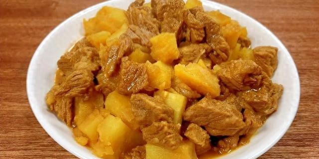 炖牛肉时，怎么炖才可以鲜嫩不硬？掌握5个技巧，软烂入味不塞牙