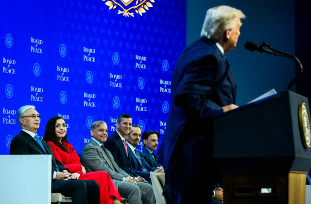 中美上桌谈判前	，特朗普通知中国，一个不变，白宫已踢走反华官员