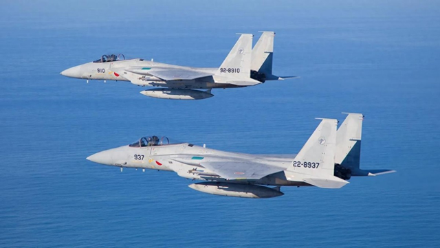 拒不认错的高市早苗	，突然收到两个坏消息：中方这次动真格了