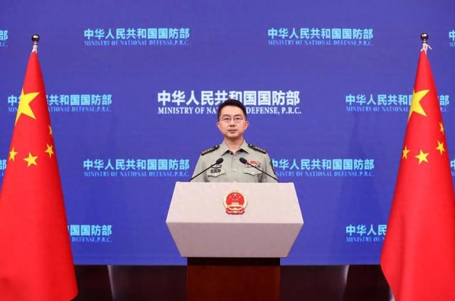 中国海警船追逐菲律宾巡逻船时与中国海军军舰冲撞，国防部发声