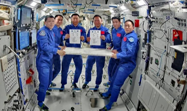 悬着的心终于放下，滞留太空的中国航天员，带来意想不到的惊喜