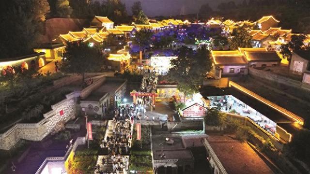 夏夜桃林灯作海 游人笑语醉星河