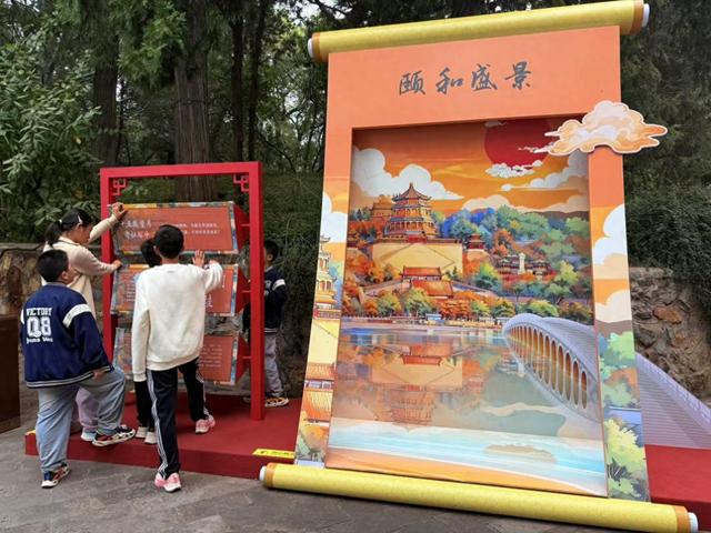 天气渐凉、热情依旧！游客打卡京城公园热度不减
