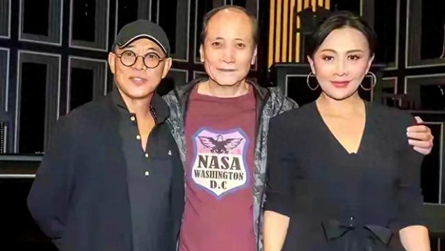 李连杰和岳父大人的合影，瘦下来的利智像极了父亲！