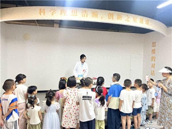 安庆科技馆开展“泡泡超能力实验室”科学实验秀