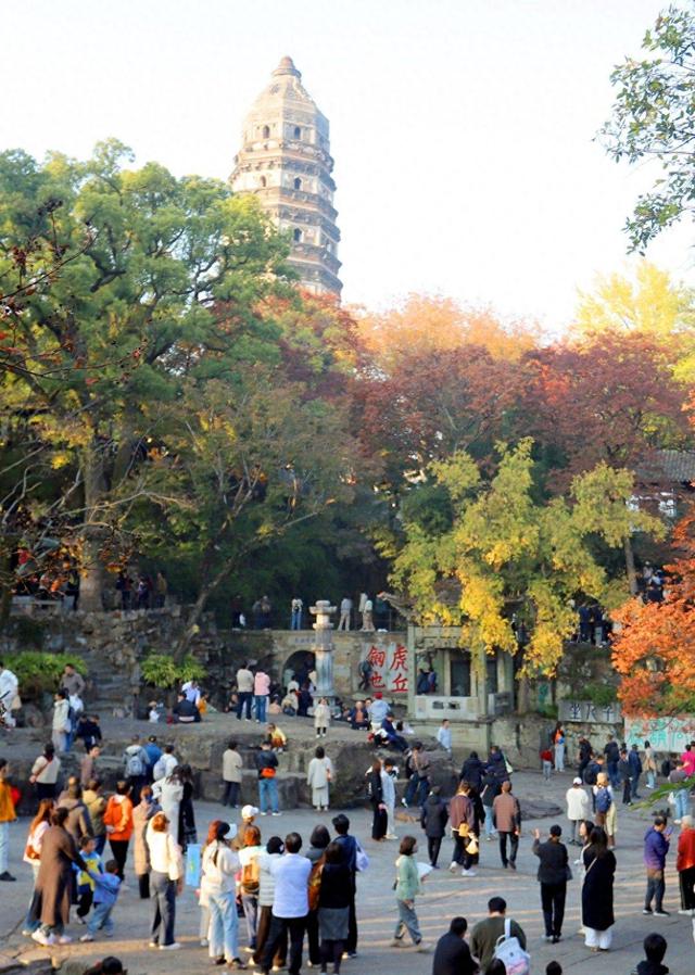 江苏苏州：虎丘景区色彩斑斓