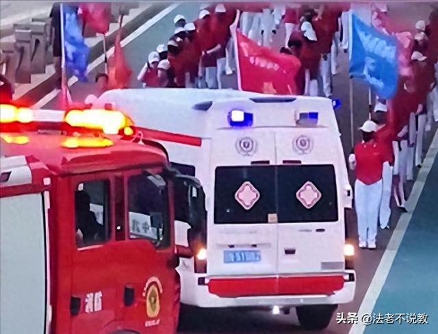 辽宁暴走团阻碍3辆救援车通行，警方回应，央媒：这不是素质问题