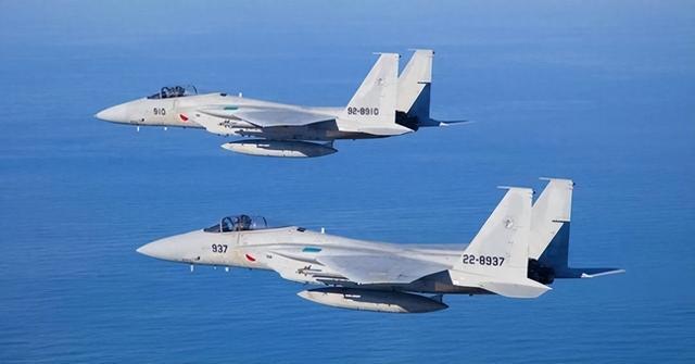 拒不认错的高市早苗，突然收到两个坏消息：中方这次动真格了