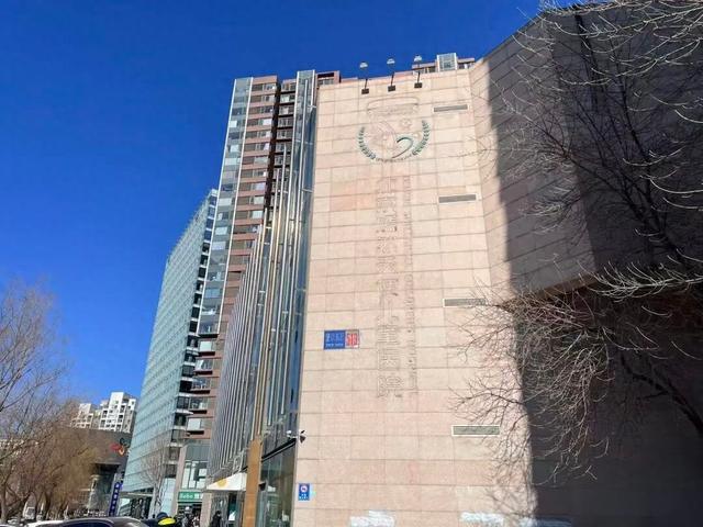 风波中的嫣然天使医院	，有捐助者抱着工作人员哭泣，院方：线下捐款能否填补空白还未知