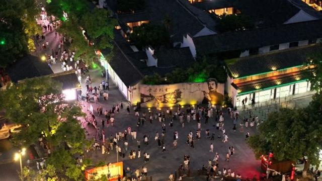 鲁迅纪念馆负责人：“先生抽烟是事实存在的，也是他生活中的一部分，为什么要去改变它呢？”