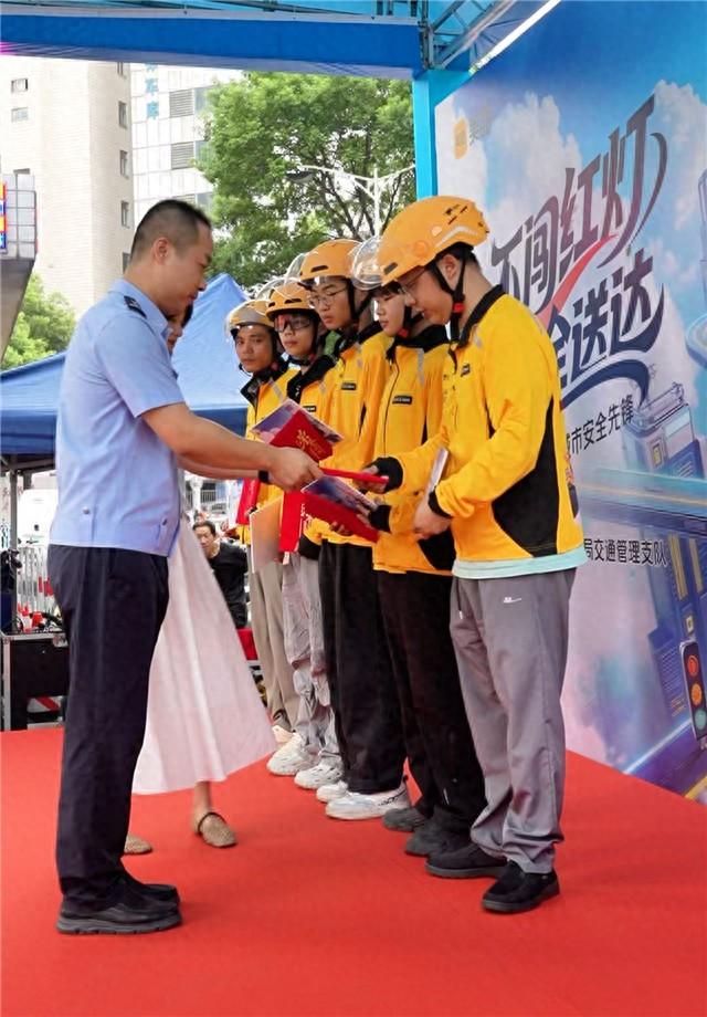 发放百万现金奖励 美团“不闯红灯”骑手安全激励活动落地长沙