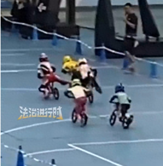 9岁平衡车选手2次腾空飞踹8岁对手！前一天被踢非要报复，家长起诉