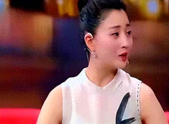 她是演员中的女富豪，豪车多的开不过来，如今45岁却活得像20岁