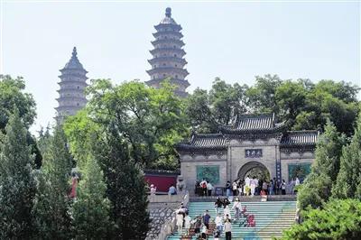 太原市双塔博物馆内，游客络绎不绝
