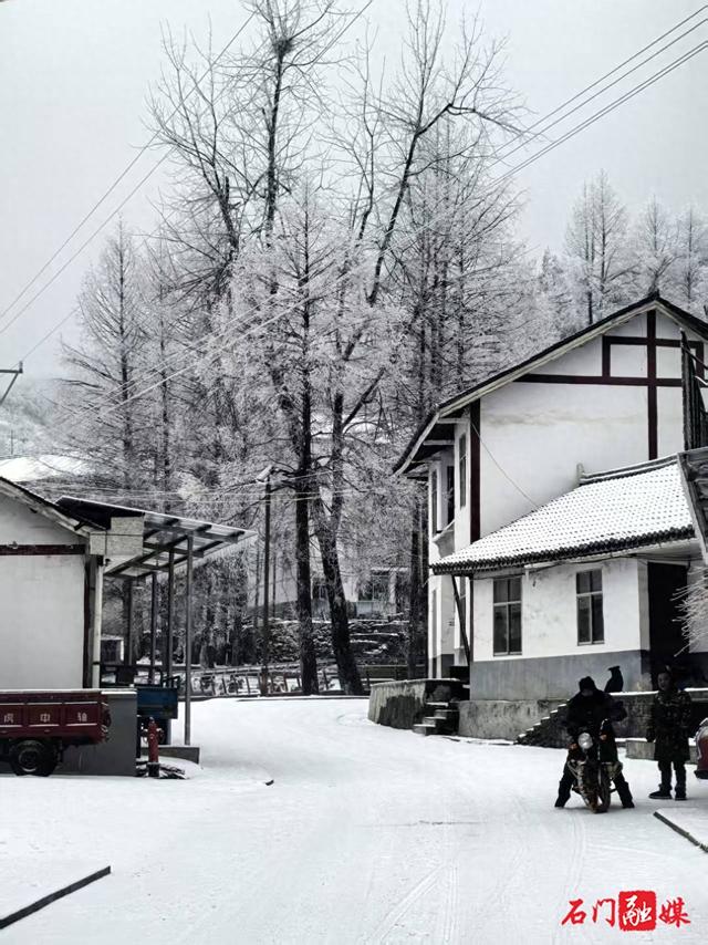 组图 | 石门：银装素裹 东山峰美成童话