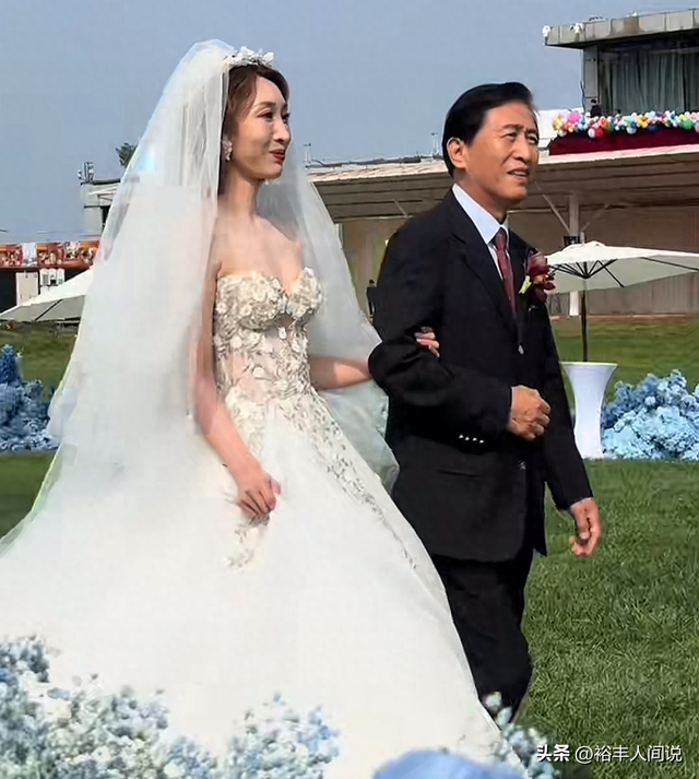 北京富二代大婚，央视主持人主持，朱时茂白雪现身，曝鲜花30万元