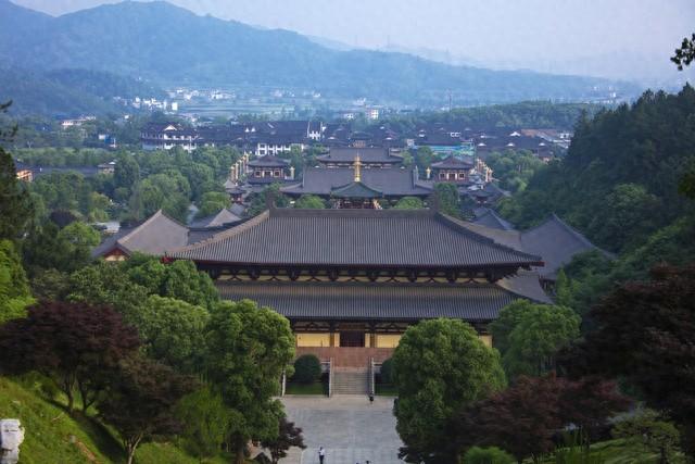 东林寺的秋色，渲染了古寺鎏金，照见一叶一红一禅心