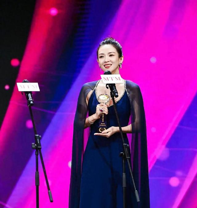 章子怡第五座金莲花奖黑蕾丝露半球46岁风情万种韵味足汪峰糊涂啊