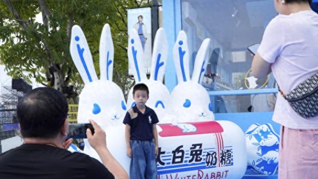 汉服“大白兔”现身徐汇西岸，今年的唐韵中秋游园会更“甜”了