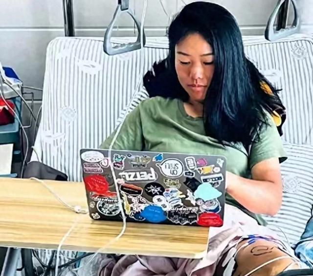 太贵了?10个藏民把受伤女孩抬下山,收费6万上热搜,网友炸锅!
