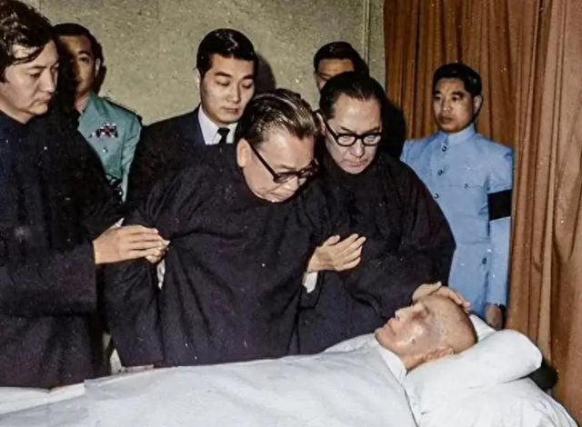 蒋介石临终前告诉蒋经国：我这一生只敬佩一人，畏惧两人！