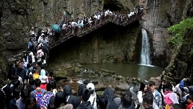破产景区靠1元冰棍逆袭，年轻人用行动证明：不是物价高是良心贵