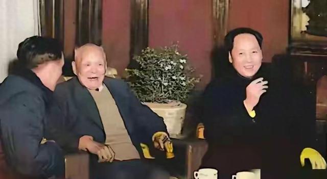 特别喜欢这张照片，我认为这是主席最帅的时候